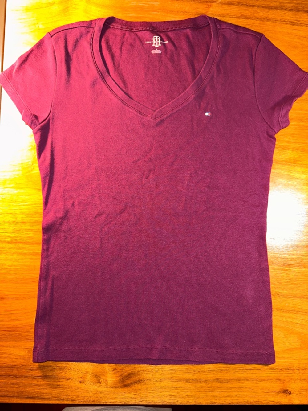 Tommy Hilfiger V-Neck Tee in Maroon, Size M